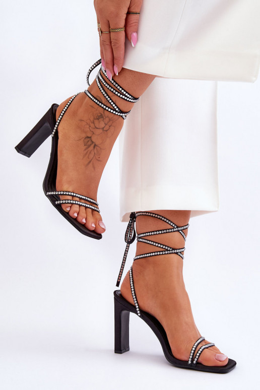 Elegantiško stiliaus suvarstomos basutės su kniedėmis juodos spalvos Nessy Elegantiško stiliaus suvarstomos basutės su kniedėmis juodos spalvos Nessy