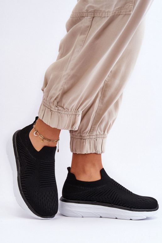 Įsispiriamo modelio sportiniai bateliai juodos spalvos Ferive Įsispiriamo modelio sportiniai bateliai juodos spalvos Ferive