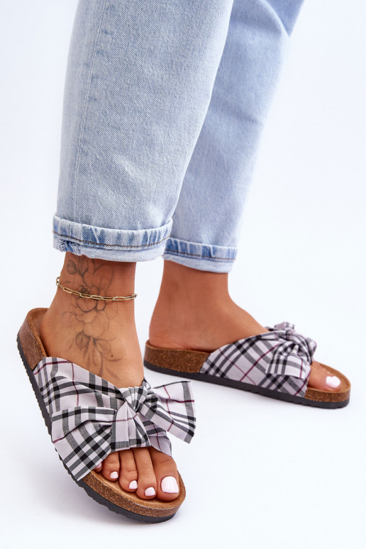 Šlepetės su kaspinais su platforma pilkos spalvos Vero Šlepetės su kaspinais su platforma pilkos spalvos Vero