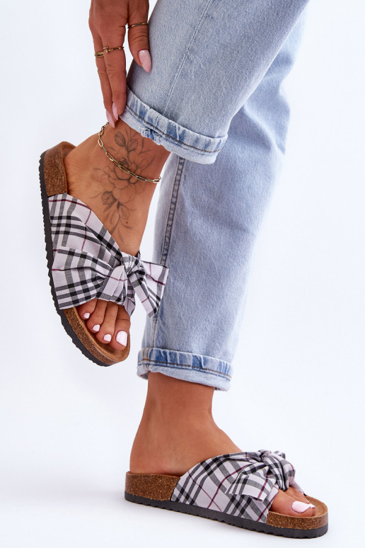 Šlepetės su kaspinais su platforma pilkos spalvos Vero Šlepetės su kaspinais su platforma pilkos spalvos Vero