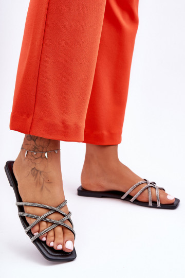 Šlepetės su dirželiais I  juodos spalvos Leomi