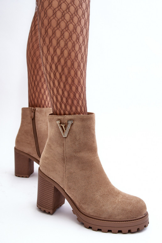 Zomšiniai aulinukai ant kulno su ornamentais smėlio spalvos Strong Zomšiniai aulinukai ant kulno su ornamentais smėlio spalvos Strong