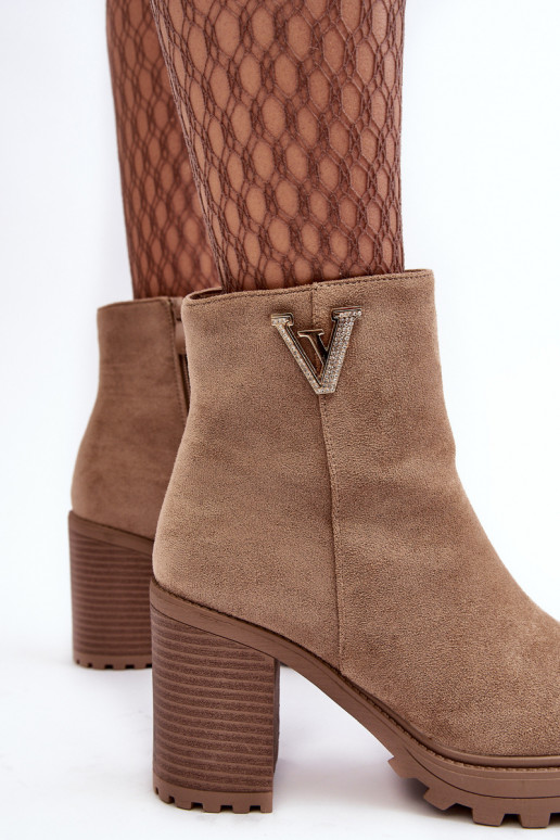 Zomšiniai aulinukai ant kulno su ornamentais smėlio spalvos Strong Zomšiniai aulinukai ant kulno su ornamentais smėlio spalvos Strong