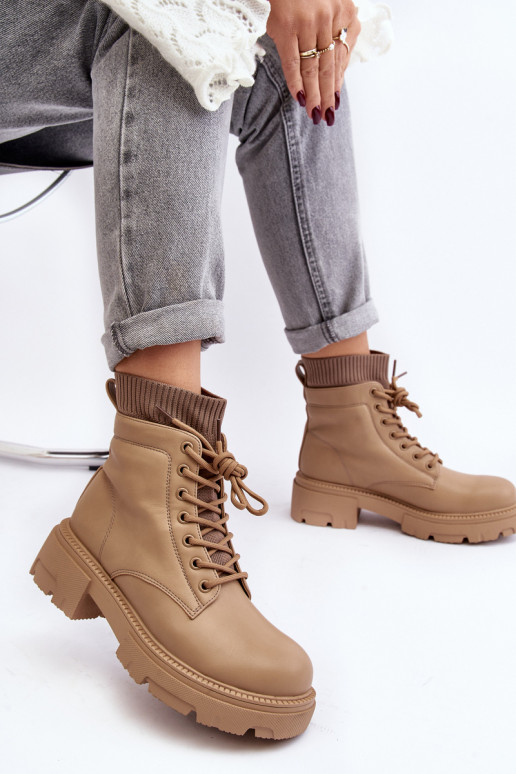 batai Moteriški aulinukai su kojinės tipo auliuku smėlio spalvos Rivella batai Moteriški aulinukai su kojinės tipo auliuku smėlio spalvos Rivella