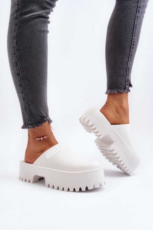 Šlepetės su madingais masyviais padais Big Star NN274015 baltos spalvos