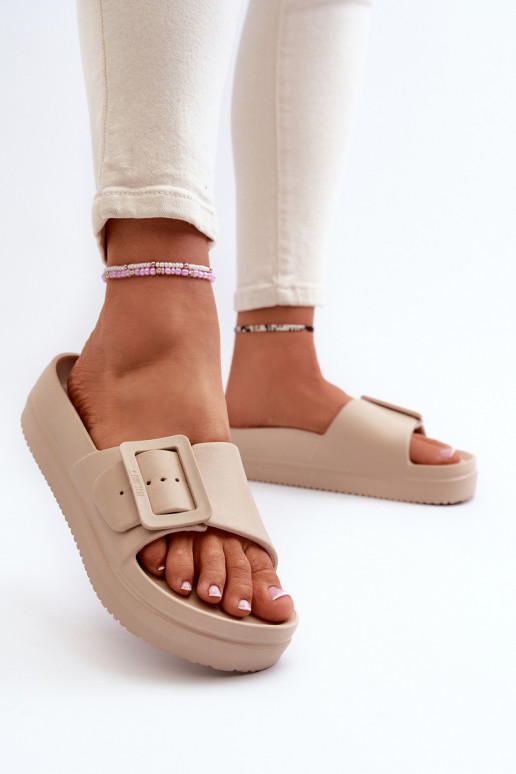 Lengvos šlepetės su platforma su sagtimis Big Star NN274A666 smėlio spalvos Lengvos šlepetės su platforma su sagtimis Big Star NN274A666 smėlio spalvos