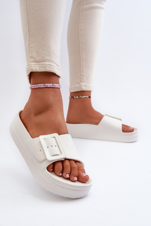 Lengvos šlepetės su platforma su sagtimis Big Star NN274A661 baltos spalvos Lengvos šlepetės su platforma su sagtimis Big Star NN274A661 baltos spalvos