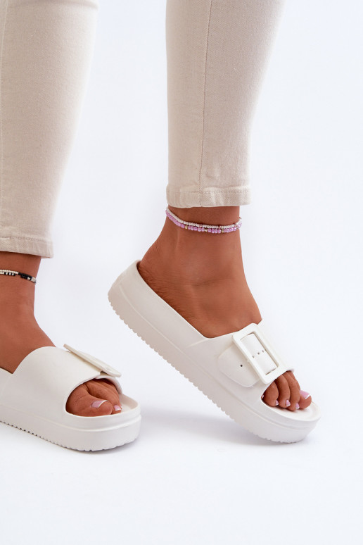 Lengvos šlepetės su platforma su sagtimis Big Star NN274A661 baltos spalvos Lengvos šlepetės su platforma su sagtimis Big Star NN274A661 baltos spalvos