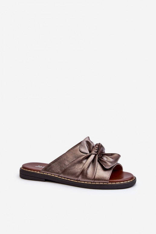 Moteriškos šlepetės su plačiais kulniukais varinės spalvos Nelvira Moteriškos šlepetės su plačiais kulniukais varinės spalvos Nelvira