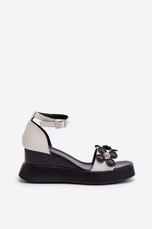 Moteriškos basutės su platforma I Koturnie su gėlėmis baltos spalvos Foviana Moteriškos basutės su platforma I Koturnie su gėlėmis baltos spalvos Foviana