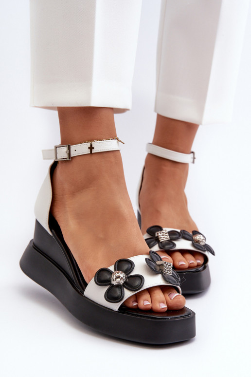 Moteriškos basutės su platforma I Koturnie su gėlėmis baltos spalvos Foviana Moteriškos basutės su platforma I Koturnie su gėlėmis baltos spalvos Foviana