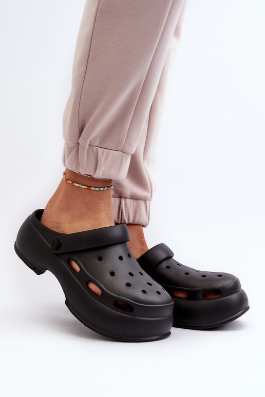 Lengvos šlepetės Moteriškos šlepetės su madingais masyviais padais juodos spalvos Danollia