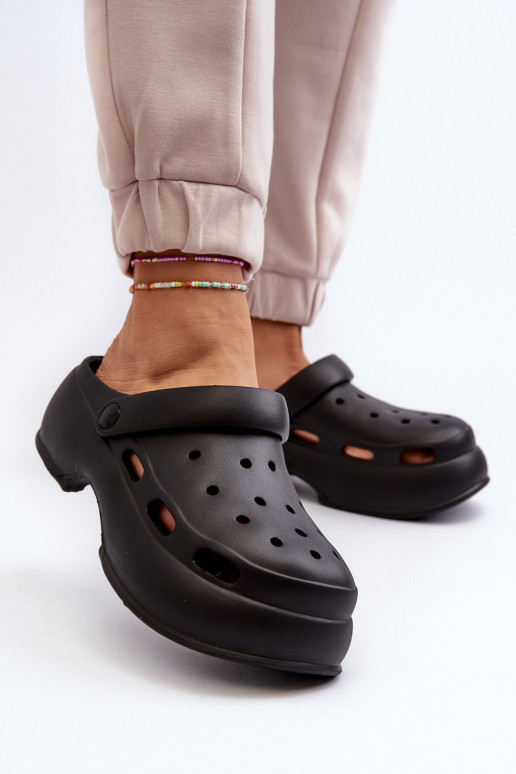 Lengvos šlepetės Moteriškos šlepetės su madingais masyviais padais juodos spalvos Danollia