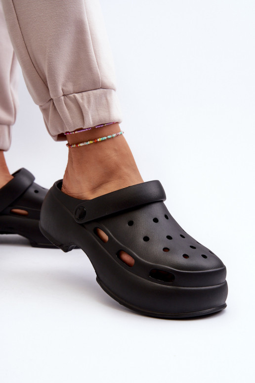 Lengvos šlepetės Moteriškos šlepetės su madingais masyviais padais juodos spalvos Danollia