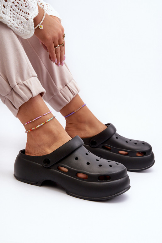 Lengvos šlepetės Moteriškos šlepetės su madingais masyviais padais juodos spalvos Danollia