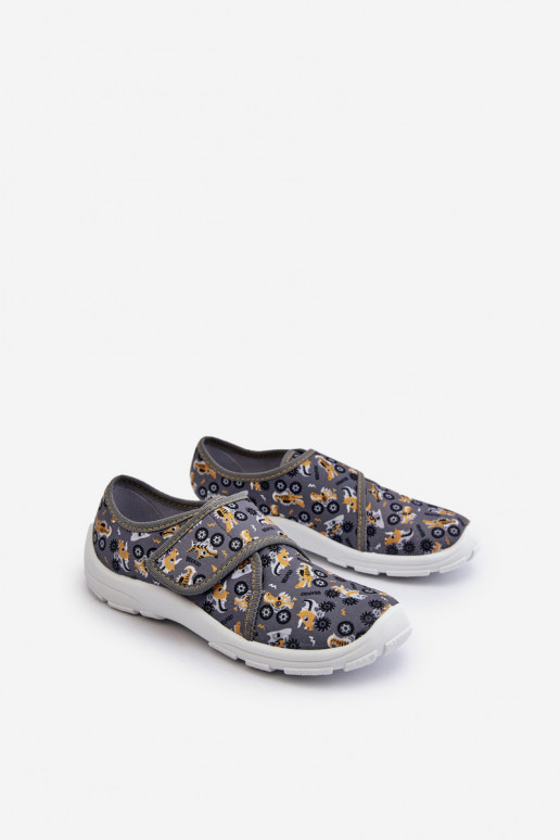 Patogios šlepetės berniukų su lipniais užsegimais Befado 974Y552 pilkos spalvos Patogios šlepetės berniukų su lipniais užsegimais Befado 974Y552 pilkos spalvos