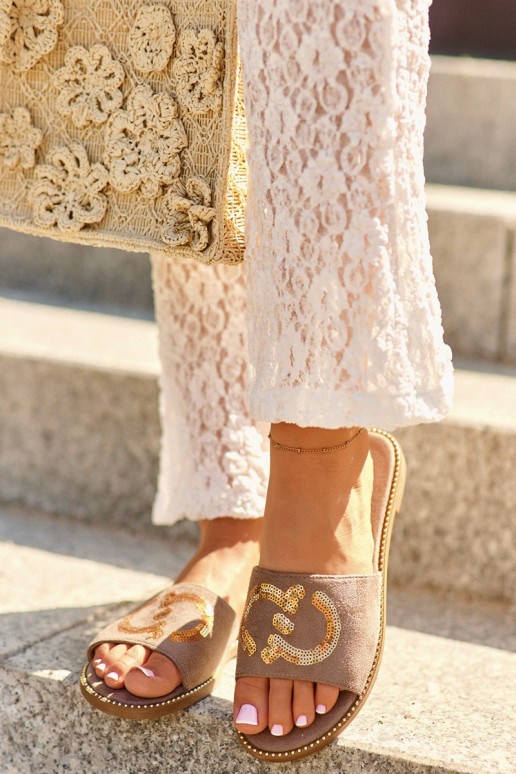 Moteriškas butas Šlepetės su blizgančiais žvyneliais S.Barski KV27-052 rudos spalvos Moteriškas butas Šlepetės su blizgančiais žvyneliais S.Barski KV27-052 rudos spalvos