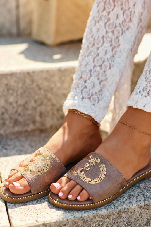 Moteriškas butas Šlepetės su blizgančiais žvyneliais S.Barski KV27-052 rudos spalvos Moteriškas butas Šlepetės su blizgančiais žvyneliais S.Barski KV27-052 rudos spalvos