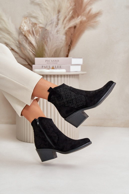 Ažūriniai aulinukai kaubojiško stiliaus Į Pilį iš eko zomšosoĮe juodos spalvos S.Barski HY42-944 Ažūriniai aulinukai kaubojiško stiliaus Į Pilį iš eko zomšosoĮe juodos spalvos S.Barski HY42-944