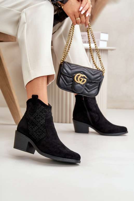 Ažūriniai aulinukai kaubojiško stiliaus Į Pilį iš eko zomšosoĮe juodos spalvos S.Barski HY42-944 Ažūriniai aulinukai kaubojiško stiliaus Į Pilį iš eko zomšosoĮe juodos spalvos S.Barski HY42-944