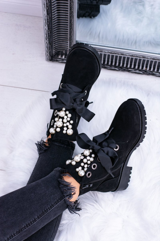 iš zomšos pašiltinti Aulinukai su dirbtiniais perliukais ir kaspinu juodos spalvos Perla