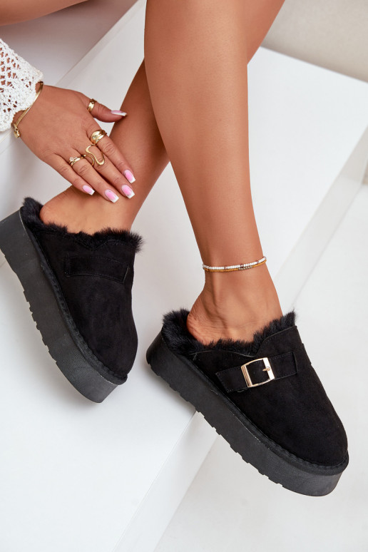 Šlepetės Moteriškas Ant storo pado su kailiuku I su sagtimis juodos spalvos Linneola