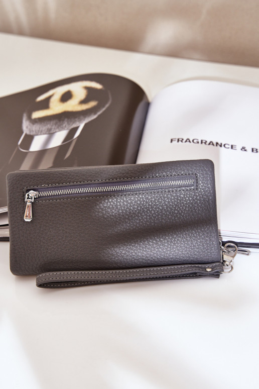 Didelė moteriška piniginė su įspaudu iš eko odos pilkos spalvos Tai turirtiel Didelė moteriška piniginė su įspaudu iš eko odos pilkos spalvos Tai turirtiel