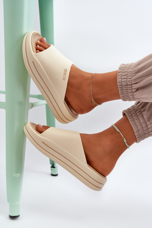 Moteriškos šlepetės su platforma Big Star NN274A034 smėlio spalvos Moteriškos šlepetės su platforma Big Star NN274A034 smėlio spalvos