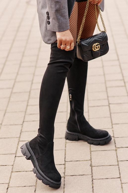 Moteriški ilgaauliai batai virš kelių...