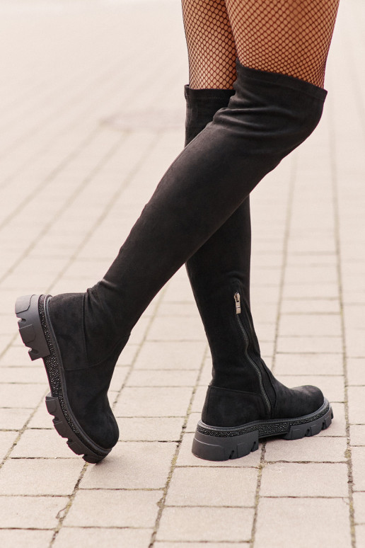 Moteriški ilgaauliai batai virš kelių...