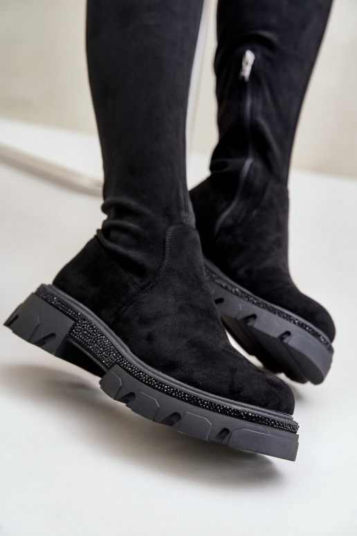 Moteriški ilgaauliai batai virš kelių...