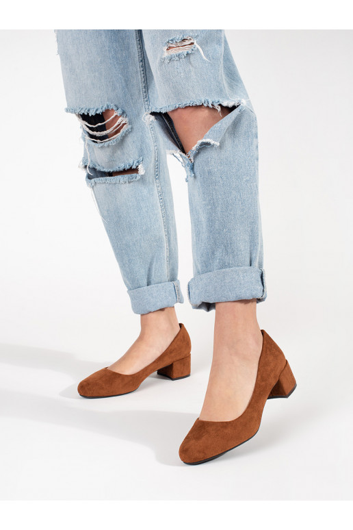 rudos spalvos iš zomšos aukštakulniai ant kulno rudos spalvos iš zomšos aukštakulniai ant kulno