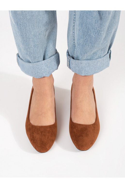 rudos spalvos iš zomšos aukštakulniai ant kulno rudos spalvos iš zomšos aukštakulniai ant kulno