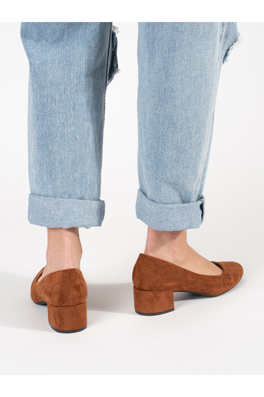 rudos spalvos iš zomšos aukštakulniai ant kulno rudos spalvos iš zomšos aukštakulniai ant kulno