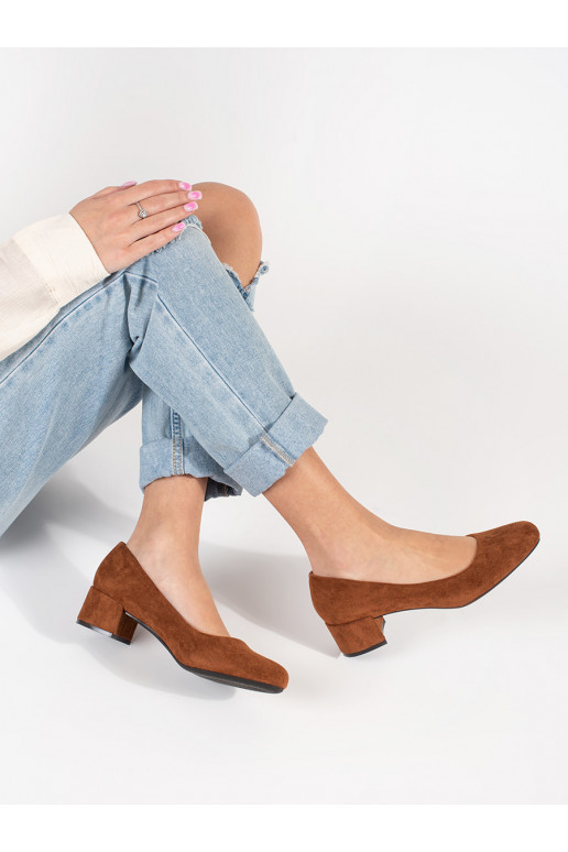 rudos spalvos iš zomšos aukštakulniai ant kulno rudos spalvos iš zomšos aukštakulniai ant kulno