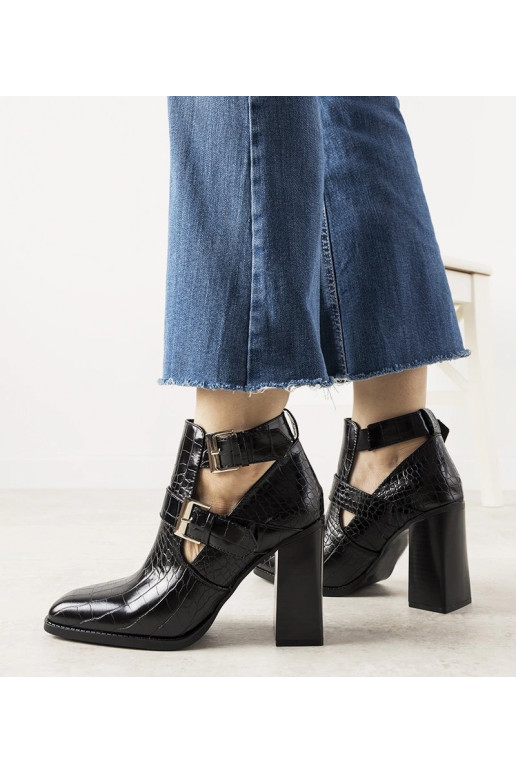 Juodi krokodilo rašto blokiniai...