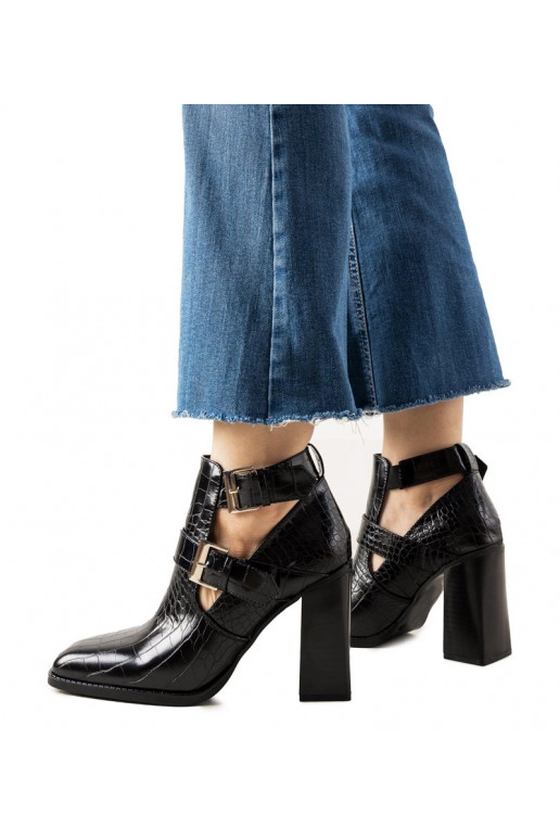 Juodi krokodilo rašto blokiniai...