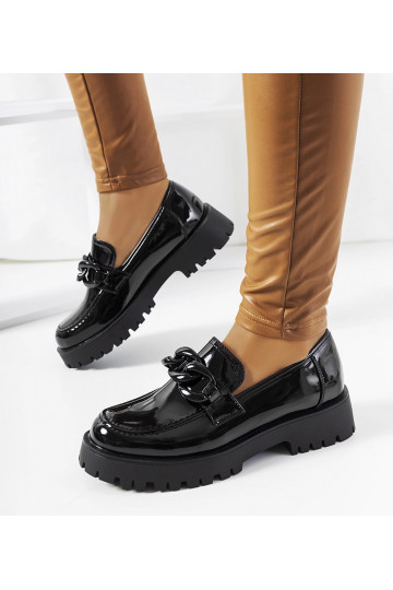 Juodi lakuotos odos batai...