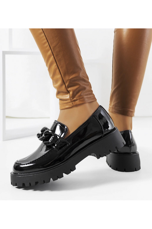 Juodi lakuotos odos batai storu padu...