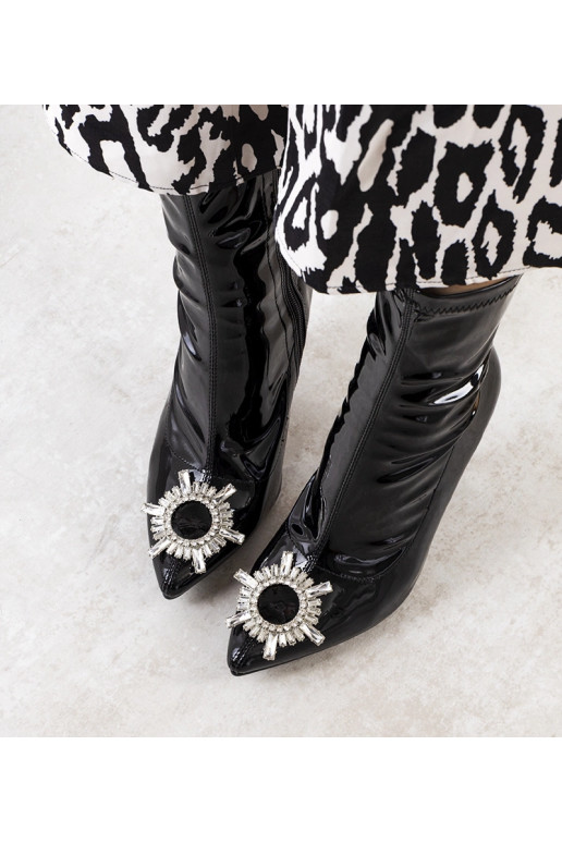 Juodi lakuotos odos aulinukai su Otto...