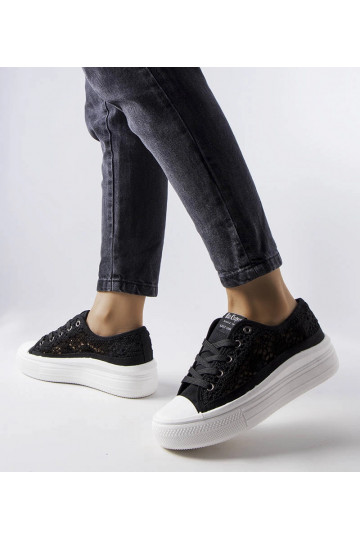 Juodi Lee Cooper...
