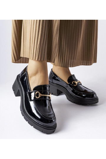 Juodi lakuotos odos...