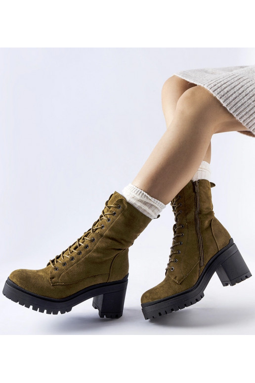 Žalios spalvos izoliuoti batai su...