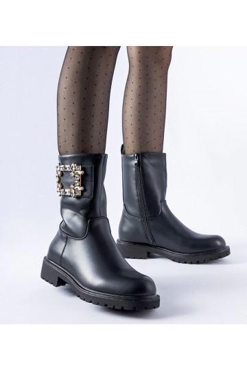 Juodi kulkšnies batai...