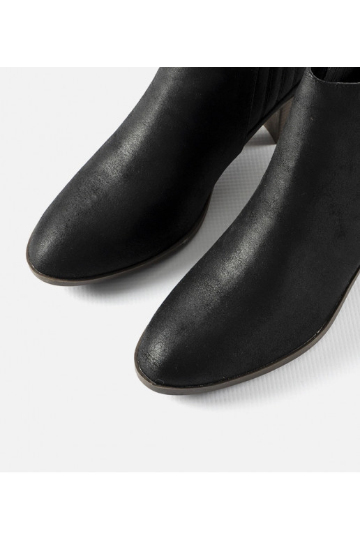 Juodi užsegami kulkšnies batai piramidė