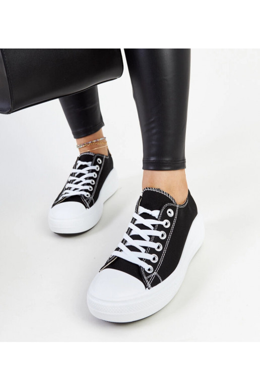 Juodi sportbačiai ant storos...