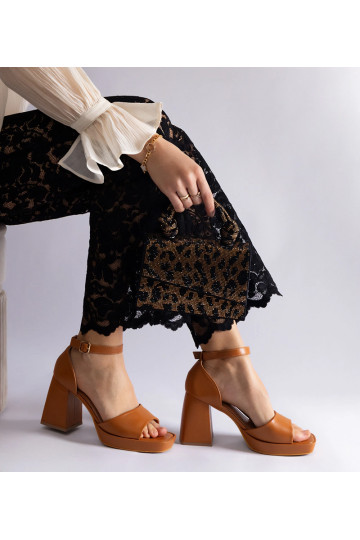 Rudos spalvos Isolina...