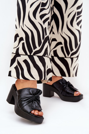 Moteriškos šlepetės su kulniukais iš dirbtinės odos juodos spalvos