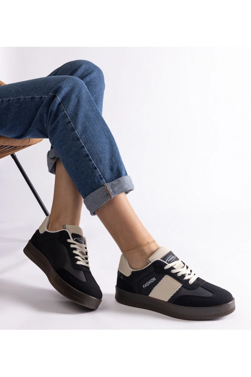 Juodi sportiniai bateliai ant...