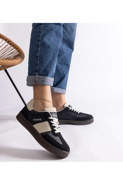 Juodi sportiniai bateliai ant...